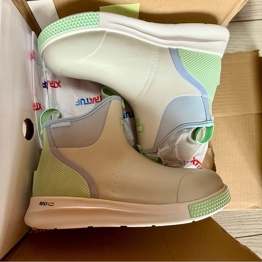 XTRATUF
WOMEN'S 6 IN ANKLE DECK BOOT SPORT